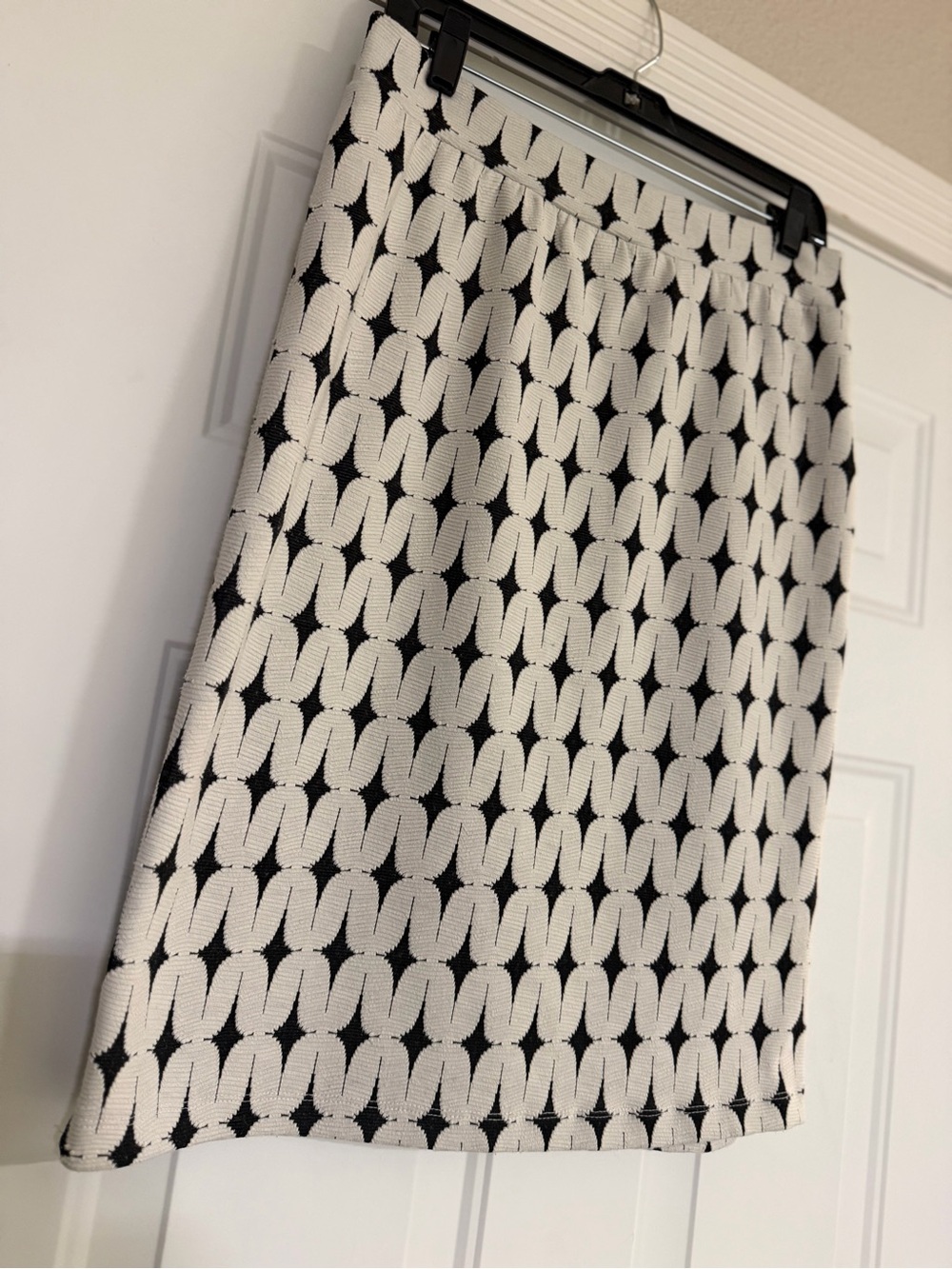 Renee C.~Textured~Black & Off-White~Patterned Print~Stretchy~Pencil Skirt~Size L
